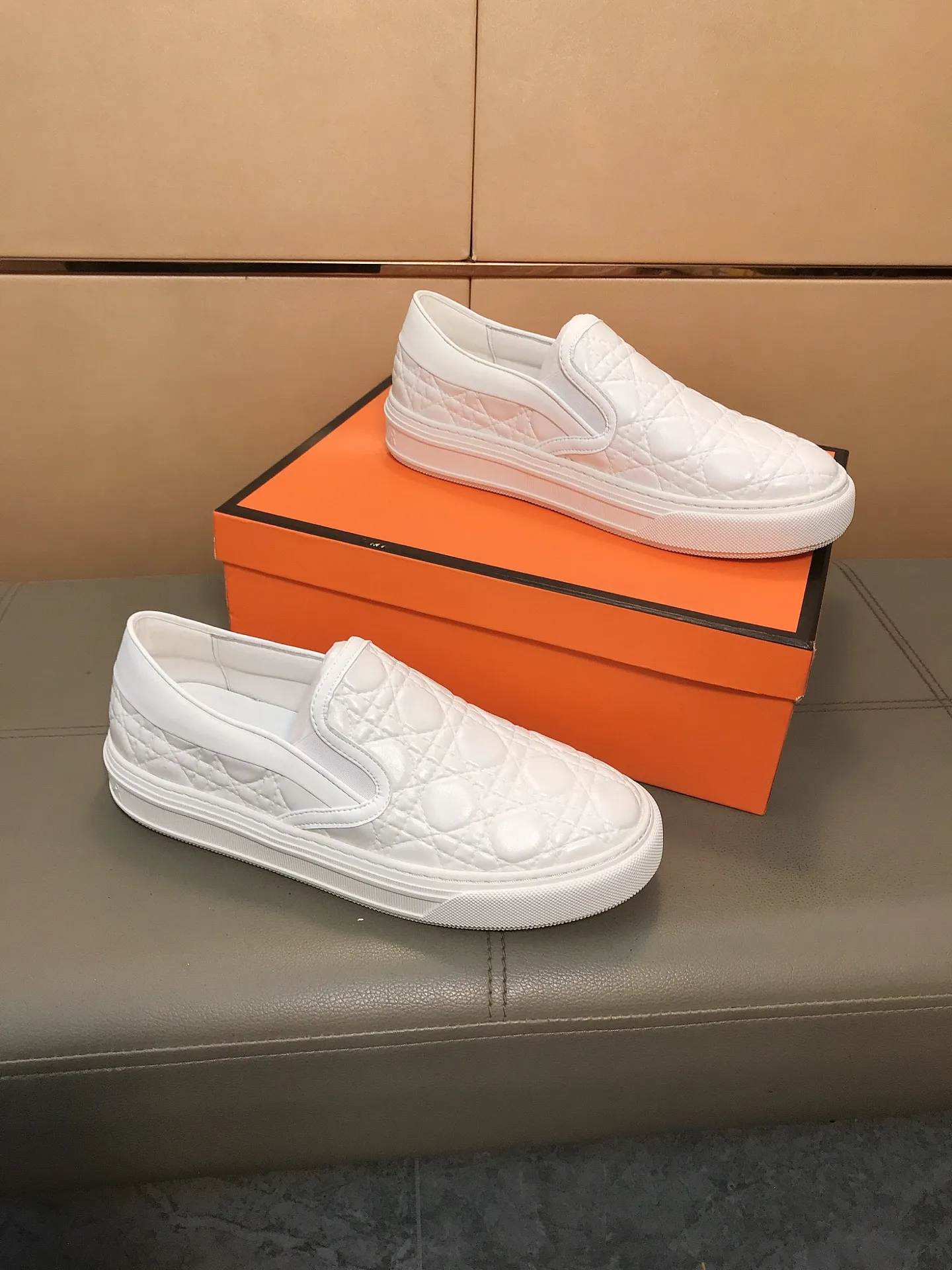 Factory price 400 🔥🔥 (Dior) new men's casual sports shoes 👣 Full of charm, luxury style gentleman's shoes Upper: Made of embossed cowhide imported from Italy, breathable leather lining. Brand wear-resistant soles; with classic logo💋The whole pair of shoes is fashionable and casual without losing high-end style🎈🎈Size: 39-44 (45.46 can be customized)